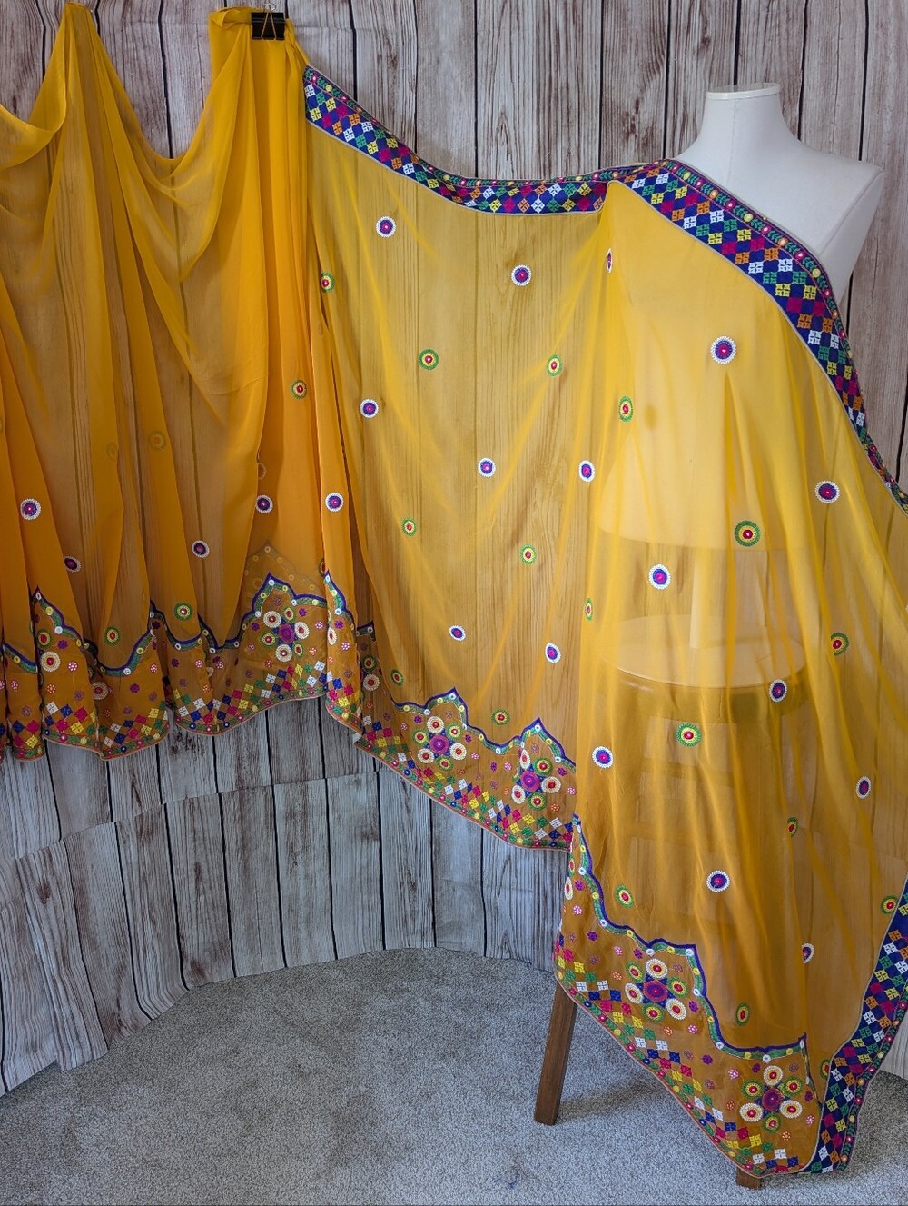 Ombre Kutchi/Sindhi kathiawari Hand-Embroidered Saree 🌼